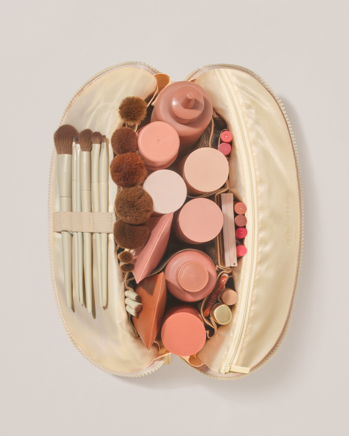 Trousse de maquillage La Beligne beige entièrement organisée avec produits de beauté