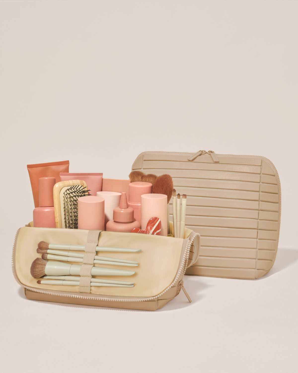 Trousse de maquillage de voyage La Beligne beige ouverte et fermée